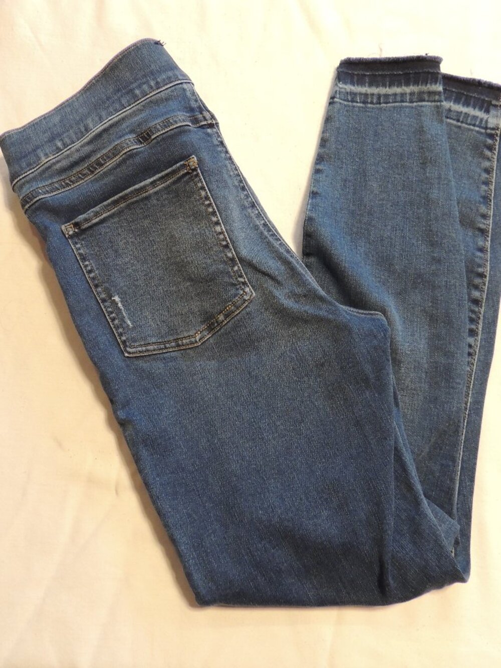 Spanx Jeans Woman Medium Back Pockets Travel Vacation Outdoors Denim Blue Jeans